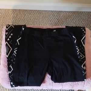 Black leggings with geometric design